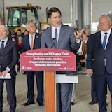 Justin Trudeau en conférence de presse, devant le premier ministre ontarien, Doug Ford.