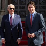 الرئيس الأميركي جو بايدن (إلى اليسار) ورئيس الحكومة الكندية جوستان ترودو أمام مبنى البرلمان الكندي في أوتاوا اليوم.