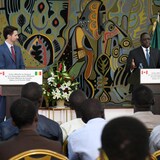 الرئيس السنغالي ماكي سال (إلى اليمين) ورئيس الحكومة الكندية جوستان ترودو يتحدثان في مؤتمر صحفي مشترك في قصر الرئاسة السنغالية في داكار في شباط (فبراير) 2020.