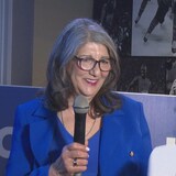 Kathy Borrelli mirco à la main