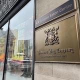 Photo de la vitrine et de la plaque d'un magasin de La Baie d'Hudson à Toronto. 