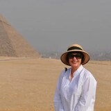السيدة كيتر أمام أهرامات مصر