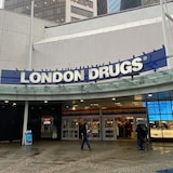 Harapan ng tindahan ng London Drugs.