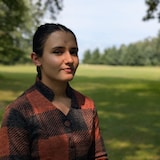 Madina Jabarkhil pose pour la caméra dans un parc de Gatineau, lors d'une journée ensoleillée du mois d'août.