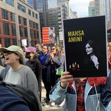 صورة مهسا أميني مرفوعة أمس في أوتاوا في تظاهرة تنديد بقمع السلطات الإيرانية المتظاهرين.