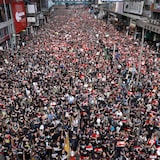 Des milliers de personnes prennent la rue d'assaut afin de manifester.