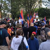 متظاهرون يحملون أعلاماً أرمينية.
