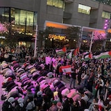 صلاة في الشارع في وسط مونتريال في 7 تشرين الأول (أكتوبر) 2024 خلال تظاهرة تأييد لفلسطين.
