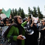 تظاهرة احتجاجية لنساء أفغانيات أمام مبنى وزارة التربية في كابول الصيف الفتئت. 