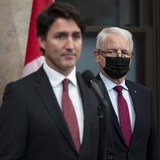 Le ministre des Affaires étrangères, Marc Garneau, se tient en retrait du premier ministre Justin Trudeau.