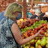 متسوقون في سوق للمزارعين في جنوب كالغاري في مقاطعة ألبرتا في غرب كندا في أيلول (سبتمبر) 2022.