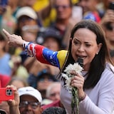 Maria Corina Machado parle dans un micro.