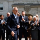 Mark Carney arrive devant son conseil de ministres.