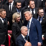Martine Biron et Donald Trump se rencontrent dans une foule dense.
