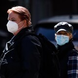 Deux femmes portant un masque dans la rue à Toronto.