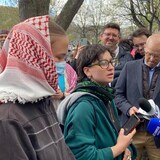 طالبة ناطقة باسم المخيم الاحتجاجي الداعم للفلسطينيين في جامعة ماكغيل تتحدث إلى وسائل وسائل الإعلام أمس.