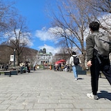学生走进大学校园。