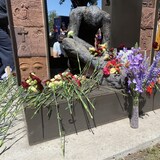زهور أمام النصب التذكاري لضحايا التشرّد في إدمونتون.