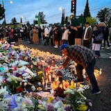 Des personnes se rassemblent devant un mémorial à Vancouver le 28 avril 2025.