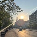 Le soleil au-dessus d'une route.