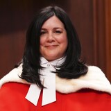 Une femme portant un uniforme de juge à la Cour suprême du Canada.