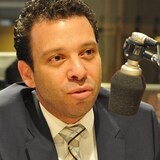 مرشح كيبيك سوليدير عن دائرة موريس ريشار في مونتريال الكندي التونسي هارون بوعزي في استديوهات هيئة الإذاعة الكندية.