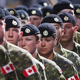Mga miyembro ng Canadian Armed Forces na naka-uniporme.