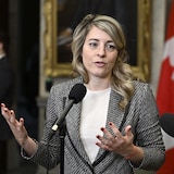 وزيرة الخارجية الكندية، ميلاني جولي، تتحدث إلى الصحفيين في مبنى البرلمان الكندي.
