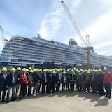 Une délégation de Naval Québec devant un bateau, en Finlande. 