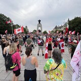Une grosse foule près du Monument commémoratif de guerre du Canada.