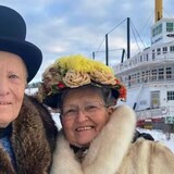M. et Mme Sippel posent en costumes d'époque devant le SS Klondike