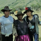 Yojana Miraya Oscco (à droite), avec deux femmes de sa famille. 