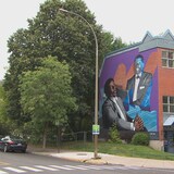 لوحة جدارية في ’’لا بوتيت بورغون‘‘ (La Petite-Bourgogne) في مونتريال تكريماً للمؤلف الموسيقي الكندي الأسود أوليفر جونز المولود في هذا الحيّ.