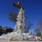 منحوتة عن النفايات البلاستيكية للفنان الكندي بنجامين فون وُونغ بالقرب من مكان انعقاد الجولة الرابعة من المفاوضات بشأن معاهدة عالمية لإنهاء التلوث البلاستيكي في أوتاوا.