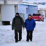 Des passants portent un masque dans une rue d'Iqaluit.