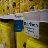 Étagère d'épicerie avec enseigne qui dit Nutrition North Nord Canada, en décembre 2023 à Iqaluit, au Nunavut.