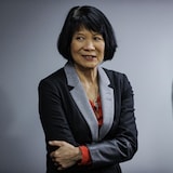 La mairesse Chow les bras croisés avant une conférence de presse.