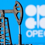 Un cric de pompe à pétrole imprimé en 3D devant le logo de l’OPEP.