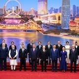 La « photo de famille » des dirigeants lors du sommet de l'OCS 2025.