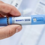Une personne tient un tube de médicament Ozempic.