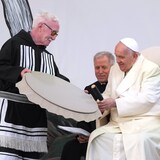 البابا فرنسيس يتلقى بنديراً تقليدياً لدى شعبالإنويت خلال زيارته مدينة إيكالويت يوم الجمعة الفائت.