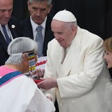 البابا فرنسيس محيياً السكان الأصليين عقب وصوله أمس إلى إيكالويت.