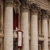 Le pape Léon prononce une allocution sur le balcon de la basilique Saint-Pierre.