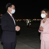 8月2号晚间，美国众议院议长佩洛西女士抵达台北松山机场，台湾外交部部长吴钊燮（左）前往迎接。（台湾外交部提供）