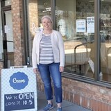 Jodi Willoughby devant sa boutique, Crave Cupcakes. 