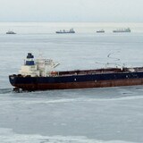Un pétrolier sur une mer couverte de glace.