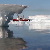 Un barco rompehielos navega en las aguas del Ártico.