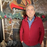 Phil Fontaine se tient debout devant son foyer, dans son domicile de Calgary.
