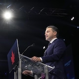 Le chef conservateur Pierre Poilievre s'adresse à ses partisans sur scène.