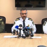 Une conférence de presse de la police.